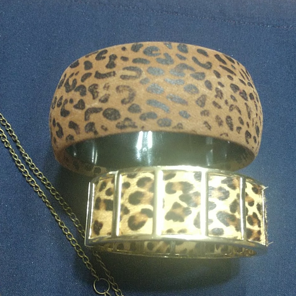 🌲. 4 FOR $20. Necklace, 2 Pair Earrings & 2 Bracelets Animal Print - Picture 5 of 6